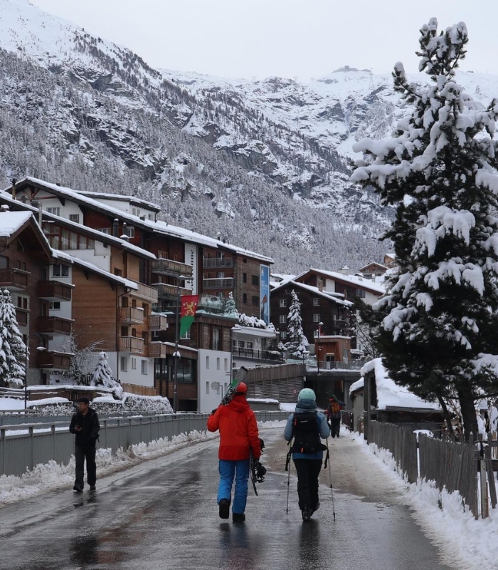 Tour du lịch thụy sĩ bao nhiều tiền - Khung cảnh của Thụy Sĩ vào mùa tuyết rơi