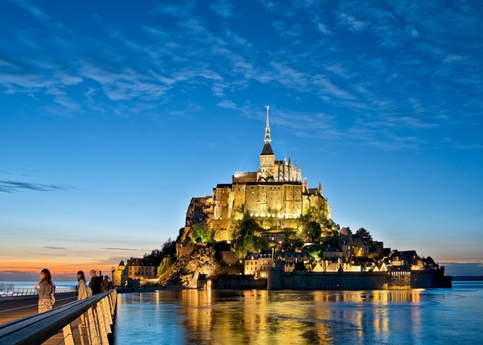 Tour Pháp 5 ngày - Mont Saint Michel một thị trấn cổ kính nằm trên một hòn đảo giữa biển