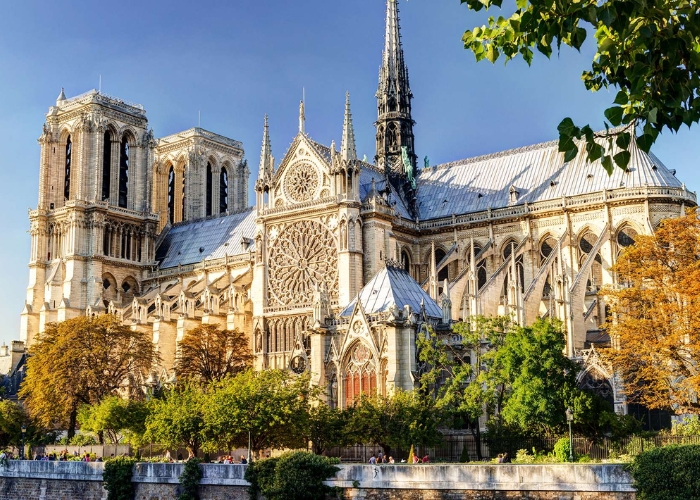 Tour Pháp 5 ngày - Nhà thờ Đức Bà một trong những kiến trúc độc đáo tinh xảo tại Pháp