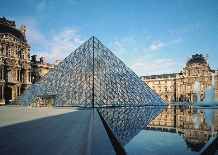 Tour Pháp 5 ngày - Bảo tàng Louvre một trong những di tích lịch sử nổi tiếng tại Pháp