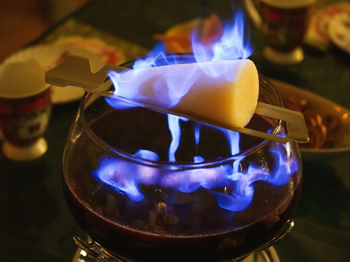 Feuerzangenbowle truyền thống trong lễ Giáng sinh ở Đức
