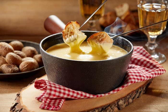 Cheese Fondue béo ngậy, được người dân Thụy Sĩ yêu thích - Ảnh: Internet