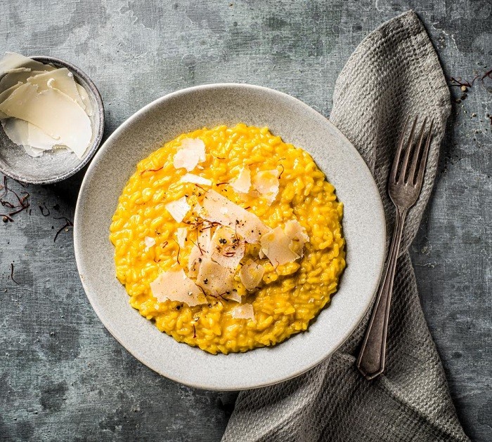 Saffron Risotto có màu vàng óng ánh, là món ngon Thụy Sĩ đơn giản nhưng lại hút hồn - Ảnh: Internet