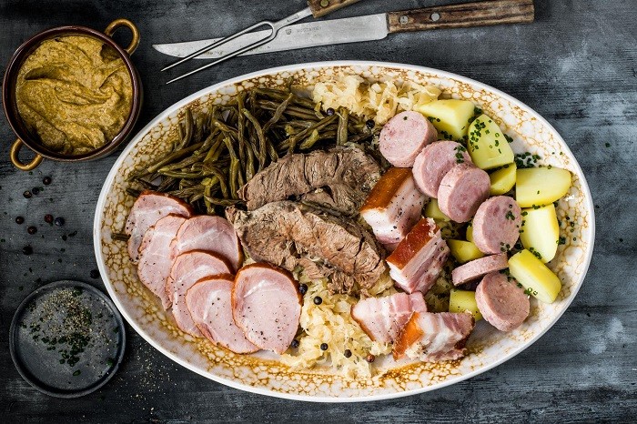 Berner Platte là món ngon của nhiều loại thịt, mang ý nghĩa sung túc - Ảnh: Internet