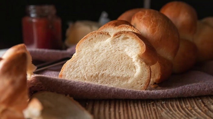 Zopf là bánh mì hình bím tóc đẹp mắt, giòn rụm bên ngoài, mềm mịn bên trong - Ảnh: Internet