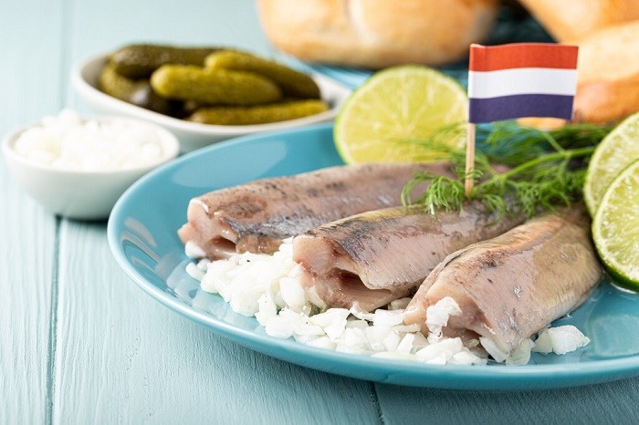 Hollandse Nieuwe Haring là món cá trích sống dùng ngay khi còn tươi - Ảnh: https://www.24kitchen.nl