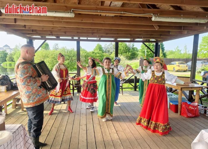 Giao lưu văn hóa Nga tại khu nhà Dacha