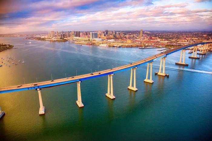 Cầu Coronado – dài 3407m, tuyệt đẹp bắc qua Vịnh San Diego, nối liền khu thương mại San Diego với đảo Coronado.