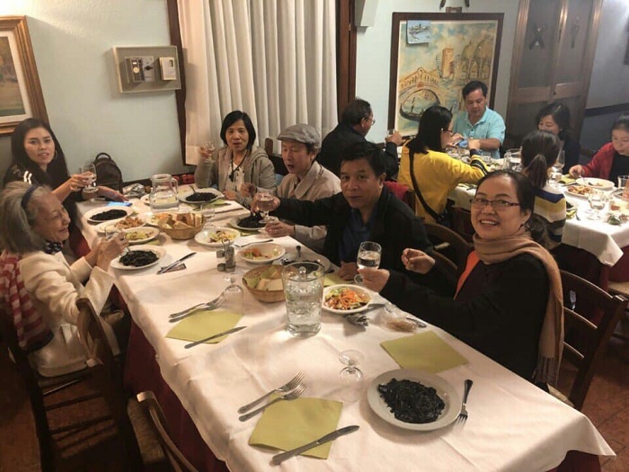 Đoàn ăn tối
