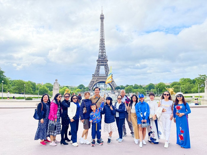 Khách chụp ảnh lưu niệm tại tháp Eiffel