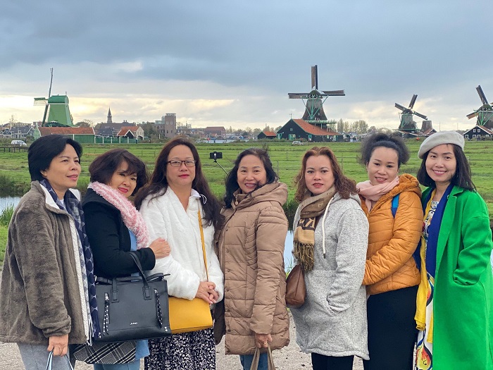 Khách chụp ảnh lưu niệm ở Giethoorn