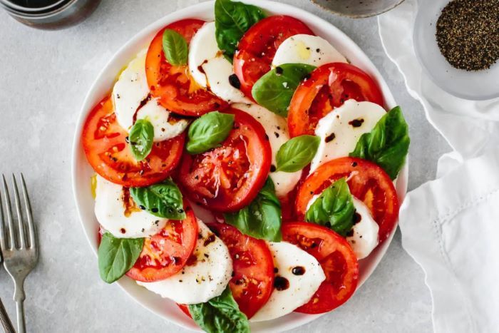 Caprese Salad có hương vị tươi mát, trình bày rất bắt mắt