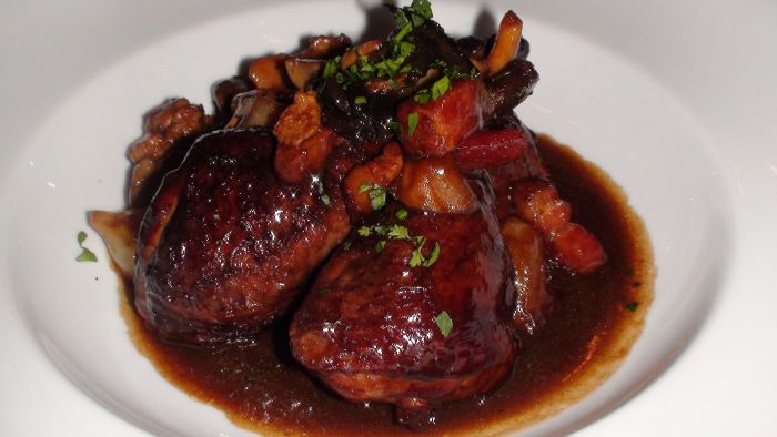 Món gà sốt vang Coq au vin huyền thoại của người Pháp