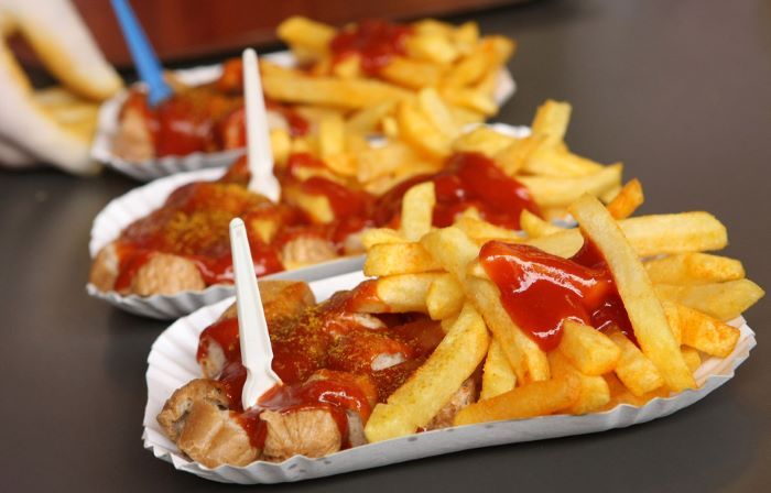 Cách chế biến món ăn đường phố độc đáo ở Đức qua món Currywurst