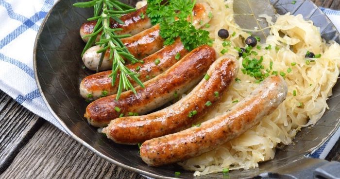 Bratwurst là món xúc xích truyền thống ở Đức từ thế kỷ 14 đến nay