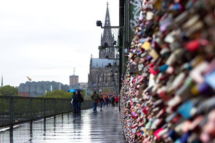 Đến thành phố Cologne để check in cầu khóa tình yêu Hohenzollern