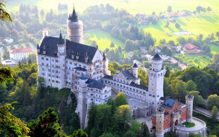 Neuschwanstein là lâu đài cổ tích có hàng trăm năm tuổi