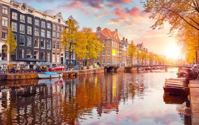 Chiêm ngưỡng vẻ lãng mạn của thủ đô Amsterdam khi dạo trên kênh đào 