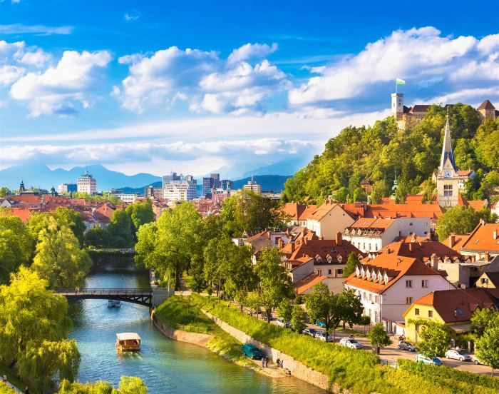 Thành phố Ljubljana khoác trên mình sắc xanh của cây cối, hồ nước