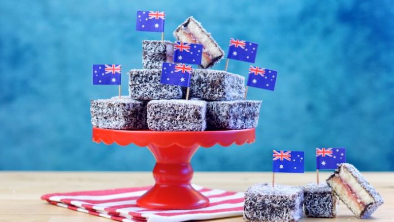 Bánh Lamingtons là một trong những đặc sản nổi tiếng tại Úc