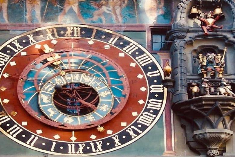Tháp Đồng Hồ Thiên Văn (Astronomical Clock)