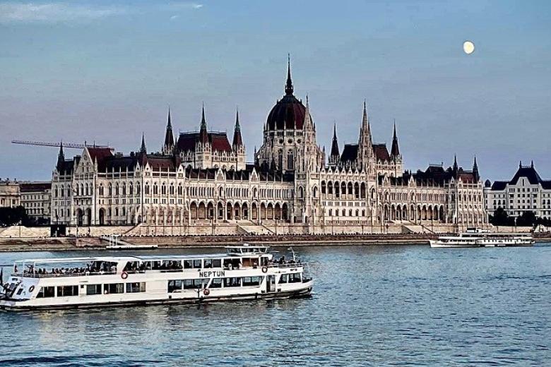 Du thuyền ngắm cảnh sông Danube