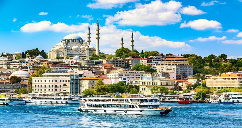 Du ngoạn bằng tàu trên eo biển Bosphorus