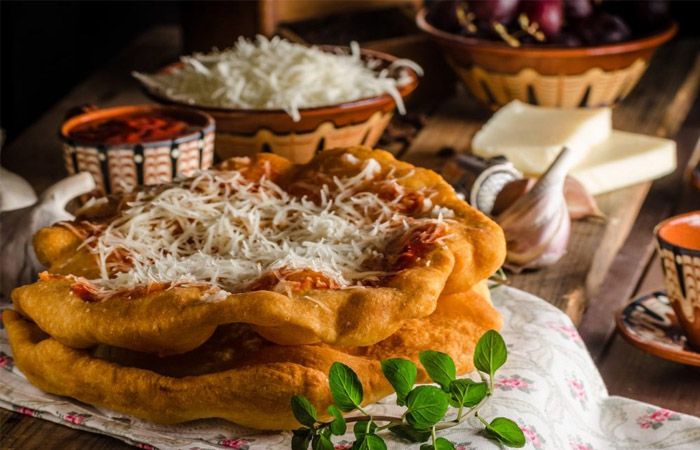 Lángos là món ăn đường phố nổi tiếng tại Hungary